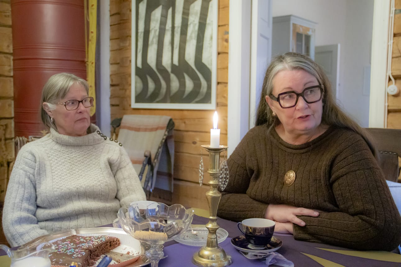 Perinnekäsityö elää myös ajassa. Anne Junnikkalalla yllään perinteinen tikkuröijy, Anne-Maria Haapalalla siitä muunneltu villamekko. – Me emme ole ensimmäisenä sanomassa, että tikkuröijy on vääränlainen, sanoo Haapala.