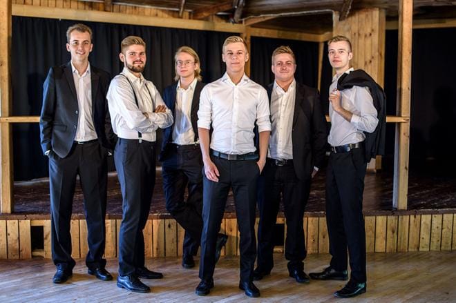 Komiat on valmis kesän keikoille. Yhtyeeseen kuuluvat Aleksi Yli-Sissala (kesk.), Aleksi Laukkonen, Pekka Oravuo, Samuel Järvinen, Juho Eskola ja Eero Nummela. KUVA: KATJA TAMMINEN