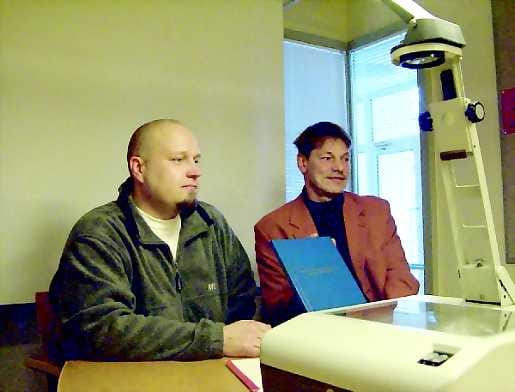 Mustaa valkoisella. Pertti Polojärvi (vas.) ja Veikko Rautio tekivät lentoliikenneselvityksensä Kuusamon kaupungin, paikallisen kauppakamarin ja Ilmailuhallituksen tilauksesta.