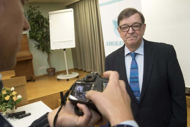 Keskustan puoluekokouksen puheenjohtaja joutuu kesäkuussa tulkitsemaan puolueen sääntöjä. Hyvin todennäköisesti kokouksen järjestäjän eli keskustan Kainuun piirin puheenjohtaja Timo Korhonen tulee olemaan kokouksen keskeisiä vetäjiä. Korhonen ei ota kantaa Paavo Väyrysen (kuvassa) kelpoisuuteen vielä millään tavalla. KUVA: Mauri Ratilainen/Arkisto