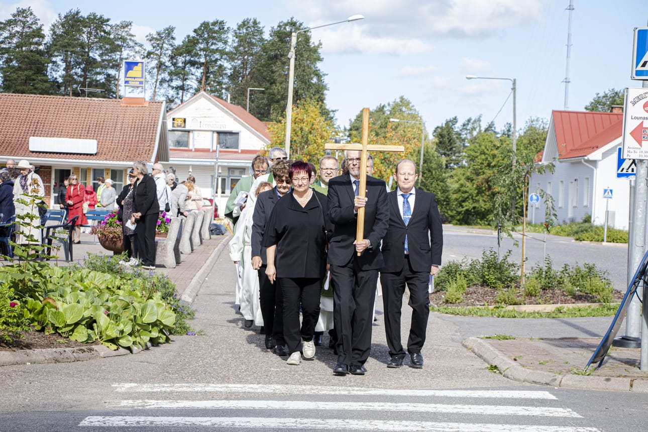 Messun jälkeen ristisaatto lähti torilta. Ristiä kantaa kirkkovaltuuston puheenjohtaja Jukka Ingerttilä.