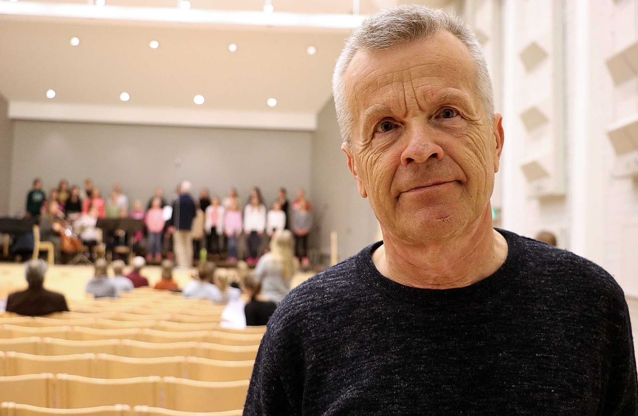 Säveltäjä Olli Kortekangas on tehnyt Oulaisten Nuorisokuorolle teoksia aiemminkin. Nyt kuultavassa Maamerkit-teoksessa on oulaistelaissyntyisen Anna Elina Isoaron tekstit.
