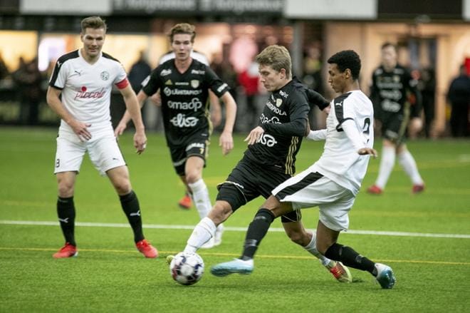 Robin Sid (kesk.) ja SJK ovat purkaneet pelaajasopimuksen, ja Sid suuntaa kasvattajaseuraansa EIF:iin. Arkistokuva: Tomi Kosonen