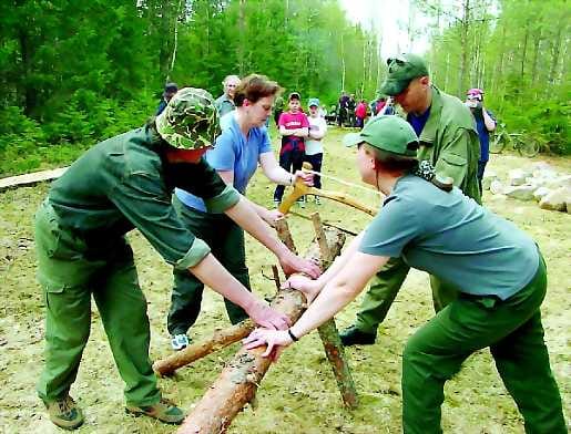 Viralliset seremoniat. Vihannin kunnan edustajat Lauri Utunen (vas.), Raija Mustonen, Ari Pöllänen ja Riikka Mannila aloittivat avausseremonioihin kuuluneen sahauksen.