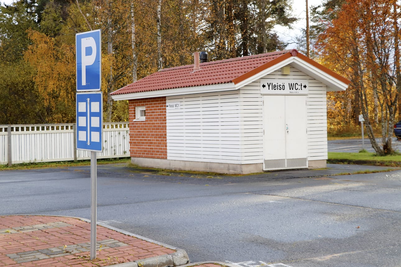 Torin laitaan rakennettavan palvelutalon altä täytyy purkaa rakenteita, kuten tämä nykyinen huoltorakennus.