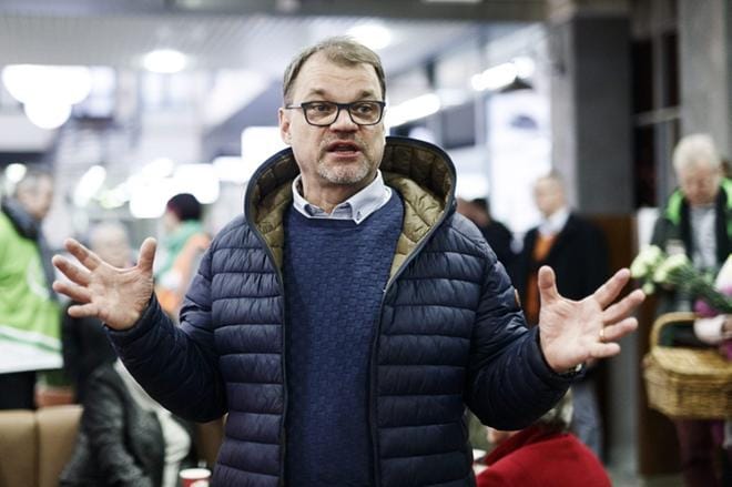 Keskustan puheenjohtaja, pääministeri Juha Sipilä tapasi kansalaisia Hämeenlinnassa kauppapaikka Tavastilassa perjantaina. KUVA: LEHTIKUVA/RONI REKOMAA