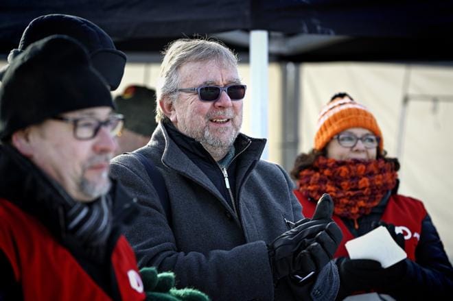 JHL:n tervehdyksen Seinäjoen mielenilmaukseen toi liiton johdon neuvonantaja Tero Strand (kesk.). Hänen vierellään pääluottamusmies Jari Kivimäki (vas.) ja Eskoon osastoa edustava Sirpa Palo. KUVA: KARI LÖFHJELM