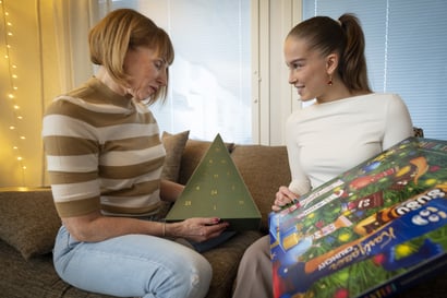 Oululaisessa Kiviojan perheessä joulukalenteri on naisten yhteinen juttu – Äiti availee sadan euron kalenterinsa luukkuja vielä ensi vuoden puolellakin