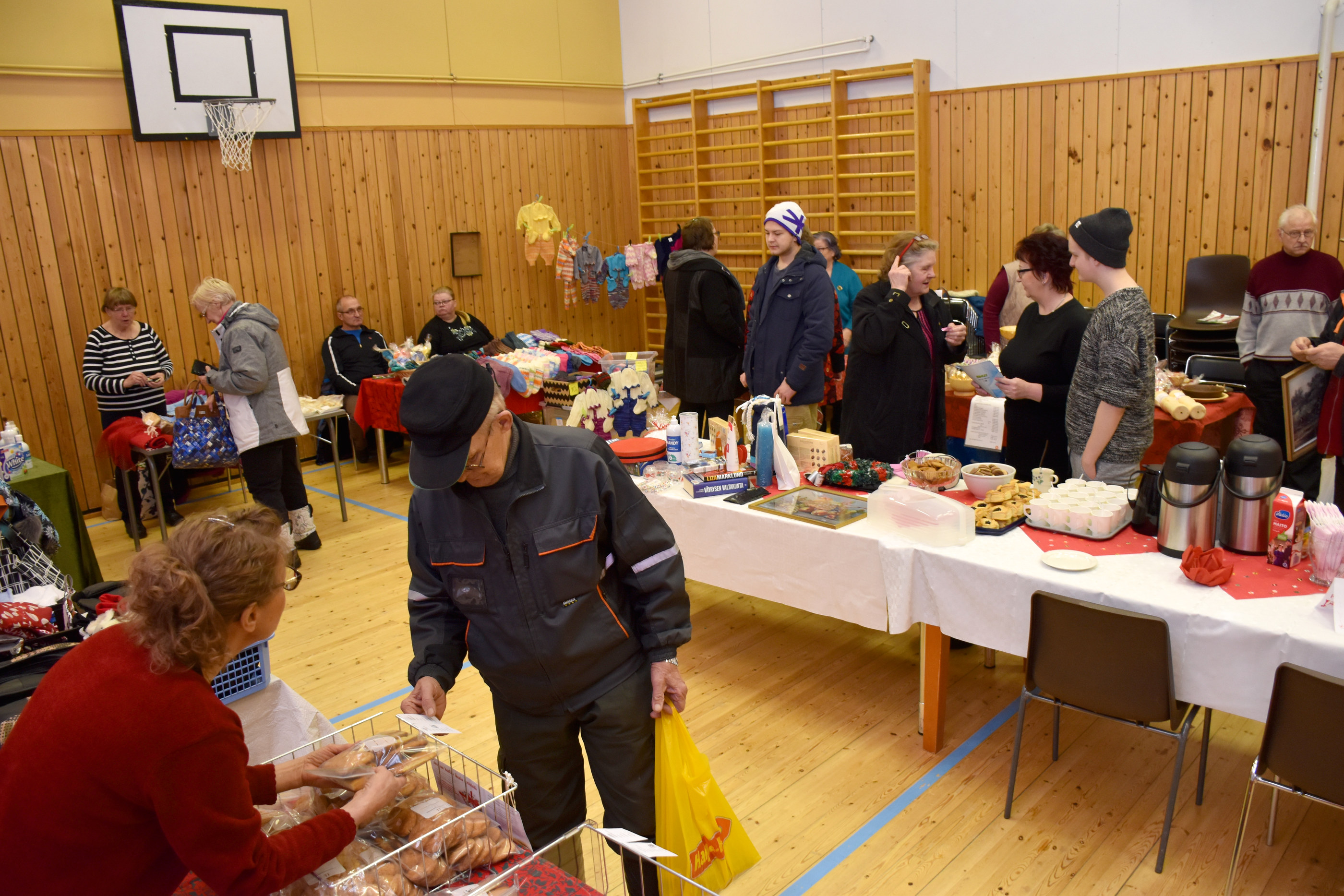 Kuloharjun perinteiset joulumyyjäiset keräsivät Kylätalo Kipinän salin täyteen esittelijöitä ja myyjiä.