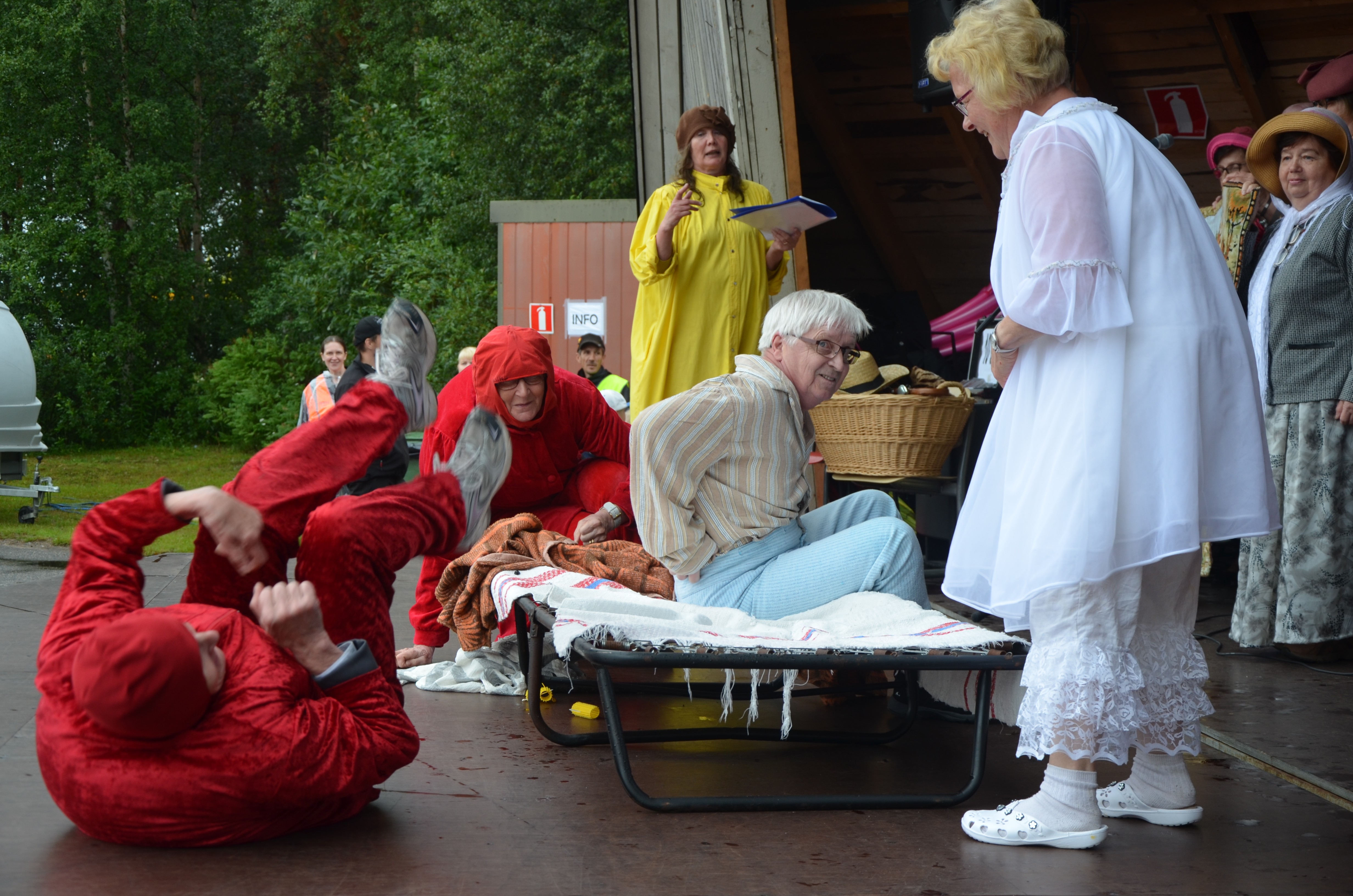 Isoisän olkihattu. Kuvassa Pirkko Petäjäjärvi (myyjätär) ja Lauri Keränen (isoisä nuorena)