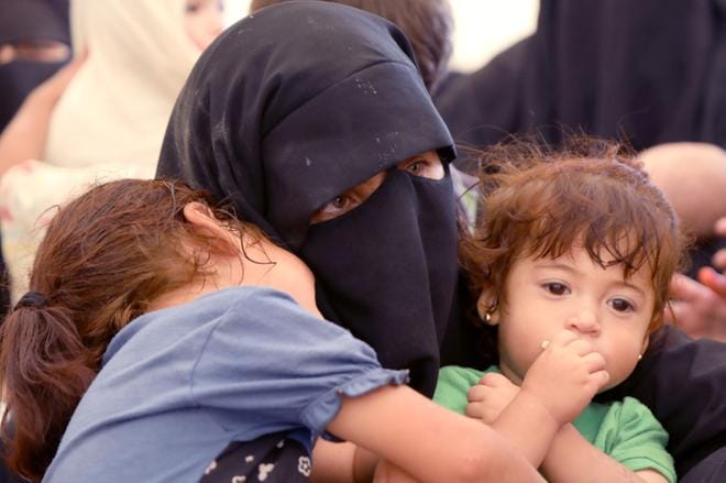 Isis-taistelijan perhe lähti pois Koillis-Syyriassa sijaitsevalta al-Holin leiriltä kesäkuussa 2019. KUVA: AHMED MARDNLI/EPA