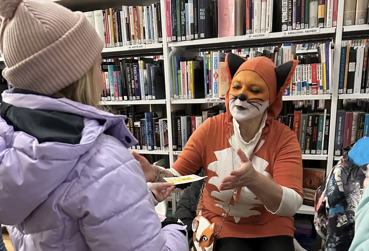 Lapsille järjestettävän piirustuskilpailun aiheena on Ninni Kettuli ystävineen. Jokainen kilpailuun osallistuva saa palkinnoksi teatterilipun.