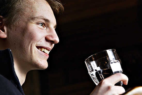 Heikki Ojala on vesilinjalla - joskin Oulun vettä hän ei tahdo sellaisenaan saada alas, vaan se on mieluummin sekoitettava mehuun.