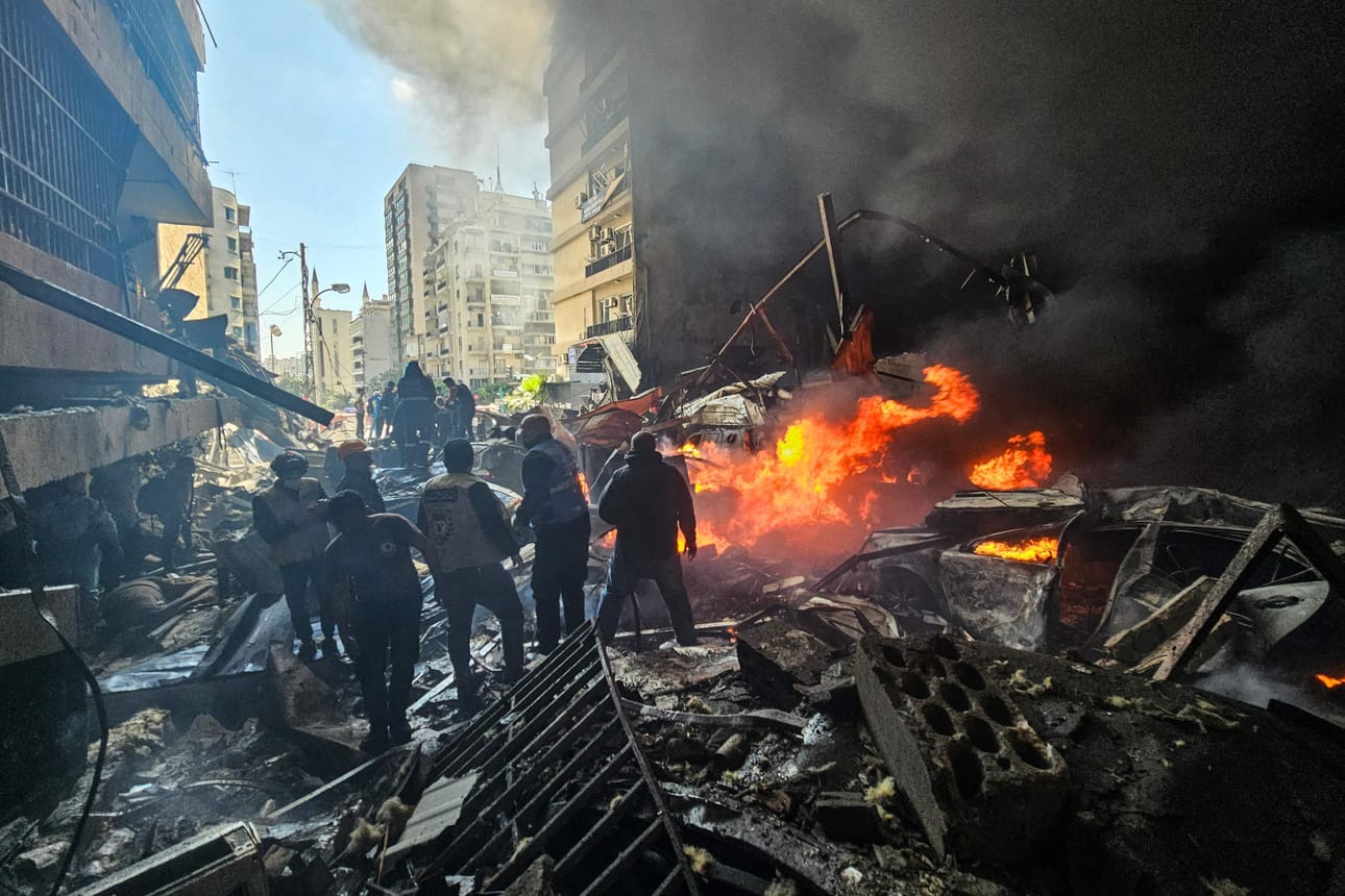 Pelastustyöntekijät seisoivat Israelin ilmaiskun aiheuttamissa raunioissa keskiviikkona.