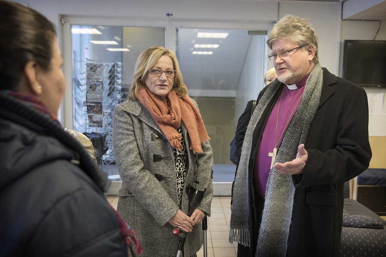 Avin ylijohtaja Terttu Savolainen ja Oulun piispa Samuel Salmi tutustuivat Heikinharjun vastaanottokeskuksen toimintaan keskiviikkona.