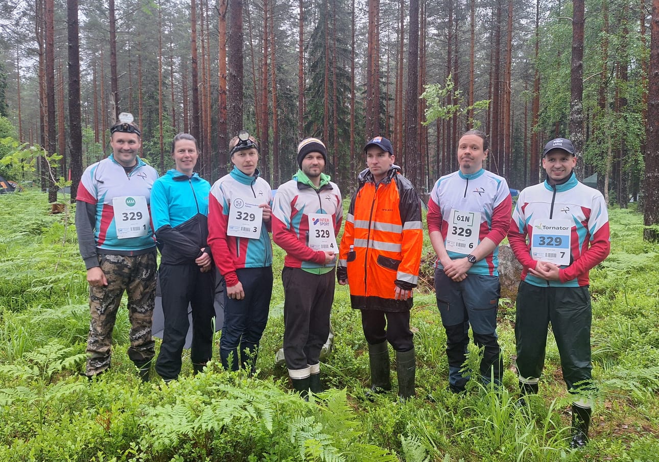 Suunta-Jurvan ykkösjoukkueessa suunnistivat vasemmalta lukien Juhani Ikola, Henna Autio, Niko Latva, Janne Puntila, Ville Korpi-Kaija, Jarmo Panula ja Jaakko Puntila.