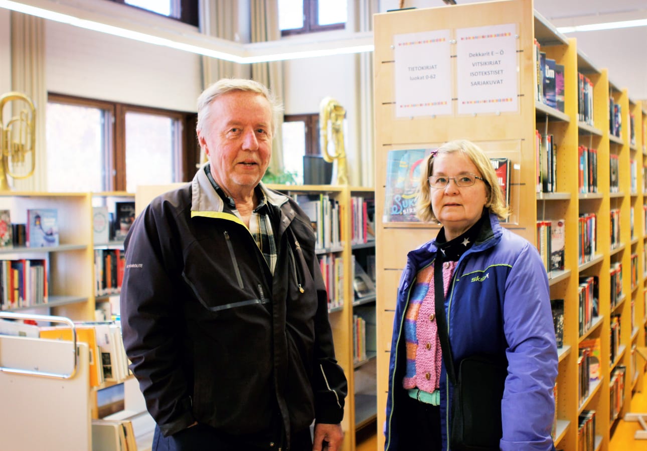 Erkki ja Aino Keksi löysivät Ylitornion kirjaston evakkotiloihin entisen Luovin rakennukseen pienen suunnistuksen jälkeen.