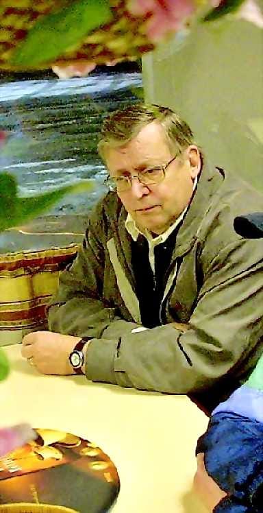 Malliesimerkki . Kuntalaisaloitteen allekirjoittanut Heikki Oinas-Kukkonen pitää Muhoksen hallintosotkua huippuhienona esimerkkinä siitä, miten ongelma syntyy ja miten sitä ei ratkaista. Nyt saadaan vain aina aikaan uusi lisäongelma ja sitä enemmän siinä sitten painitaan ja pyöritään, selitetään ja ollaan selittämättä.