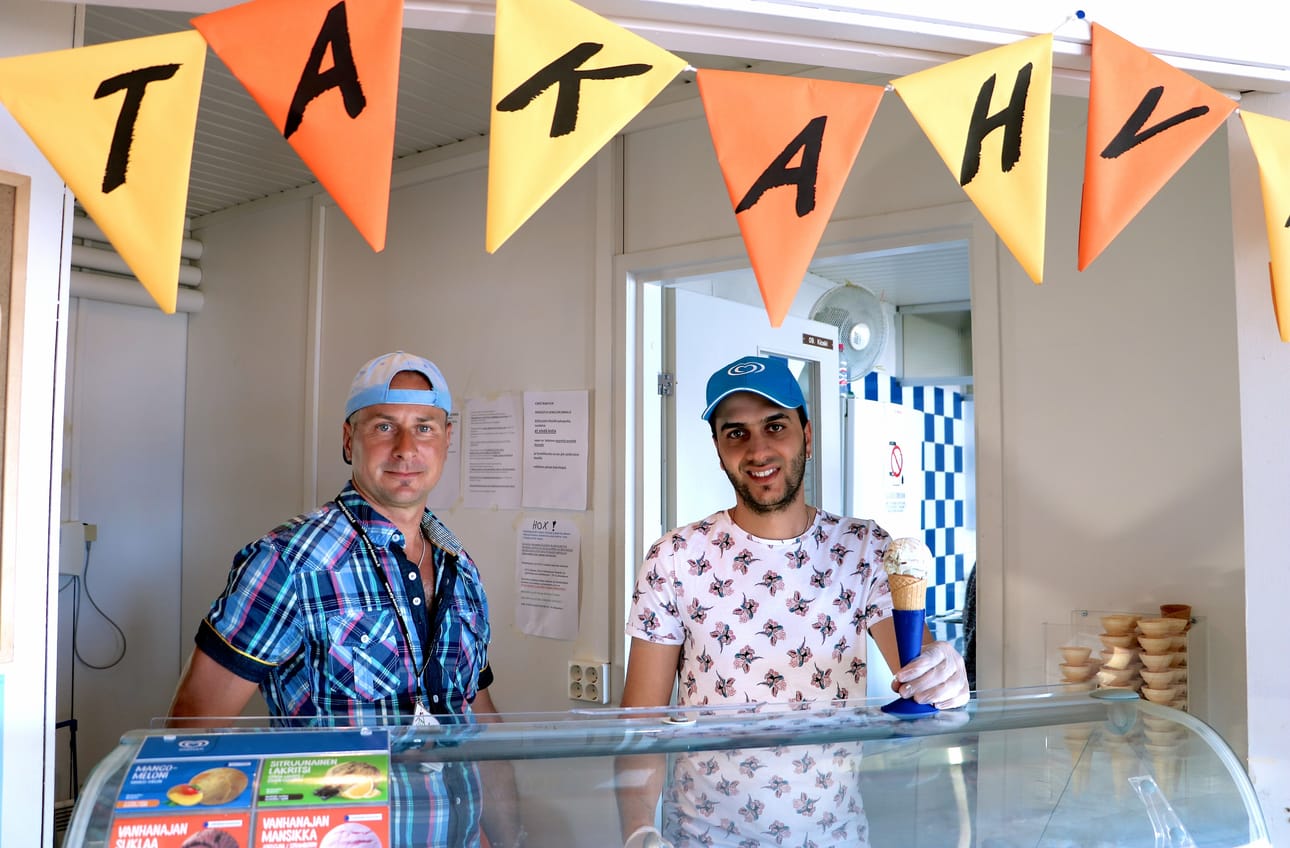 Café Rantsun tiimiesimiehen, Jani Alatalon (vas.) mukaan kahvila työllistää tänäkin kesänä kymmeniä oululaisia nuoria. Saif Hassoon on parhaillaan työharjoittelussa.