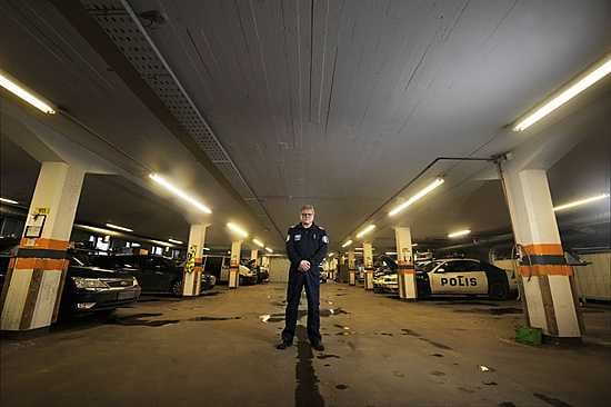 Ylikomisario Kari Pesonen liikkuvan poliisin Helsingin yksiköstä Malmin poliisiasemalla Helsingissä.