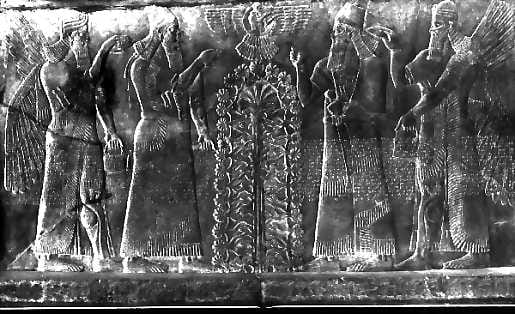 Symbolien lähteillä. Assyrialaisesta korkokuvasta 880-luvulta eaa. juontuvat Simo Parpolan mukaan tuttujen kristillisten vertauskuvien esikuvat. Keskellä ilmeistä uskonnollista merkitystä omaava elämänpuu, joka kristityillä tiivistyi ristiksi. Kuvassa ylinnä leijuva auringonkiekko, Assur-jumala, vastaa kristinuskon Jumalaa.