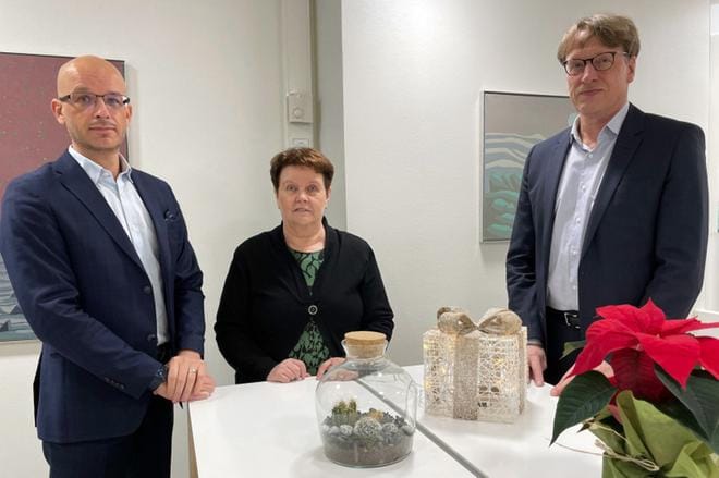 Leena ja Pentti Laurilan rahaston jäljellä oleva pääoma lahjoitetaan omaishoitajien virkistyskäyttöön. Asiasta juttelivat Juha Tiainen, Maria-Liisa Nurmi ja Jussi Ruuhela. KUVA: TARJA RIIHIMÄKI