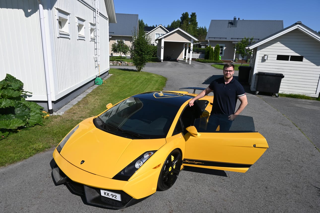 Kalle Kotka kotipihallaan Kokkolassa. Alla Lamborghini Gallardo.