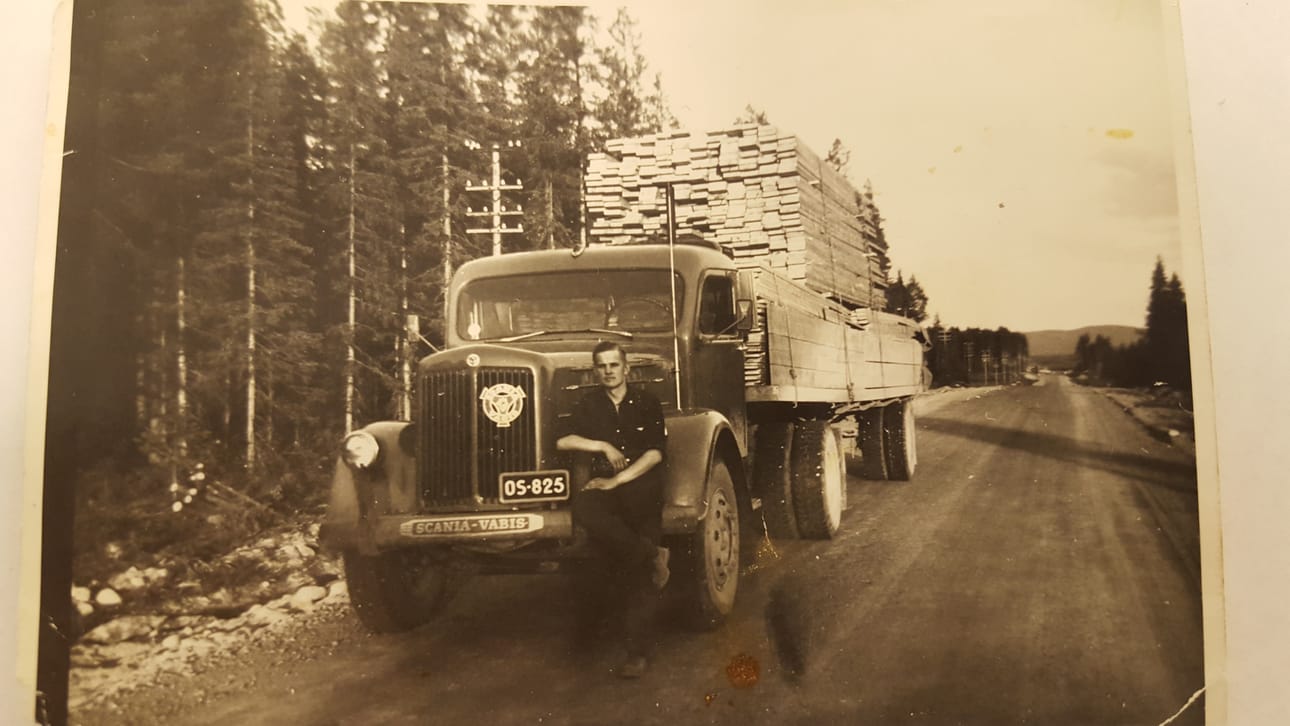 Felix Scania Vabiksen edessä linjalla Kuhmo oy -Toppila. Kuvat