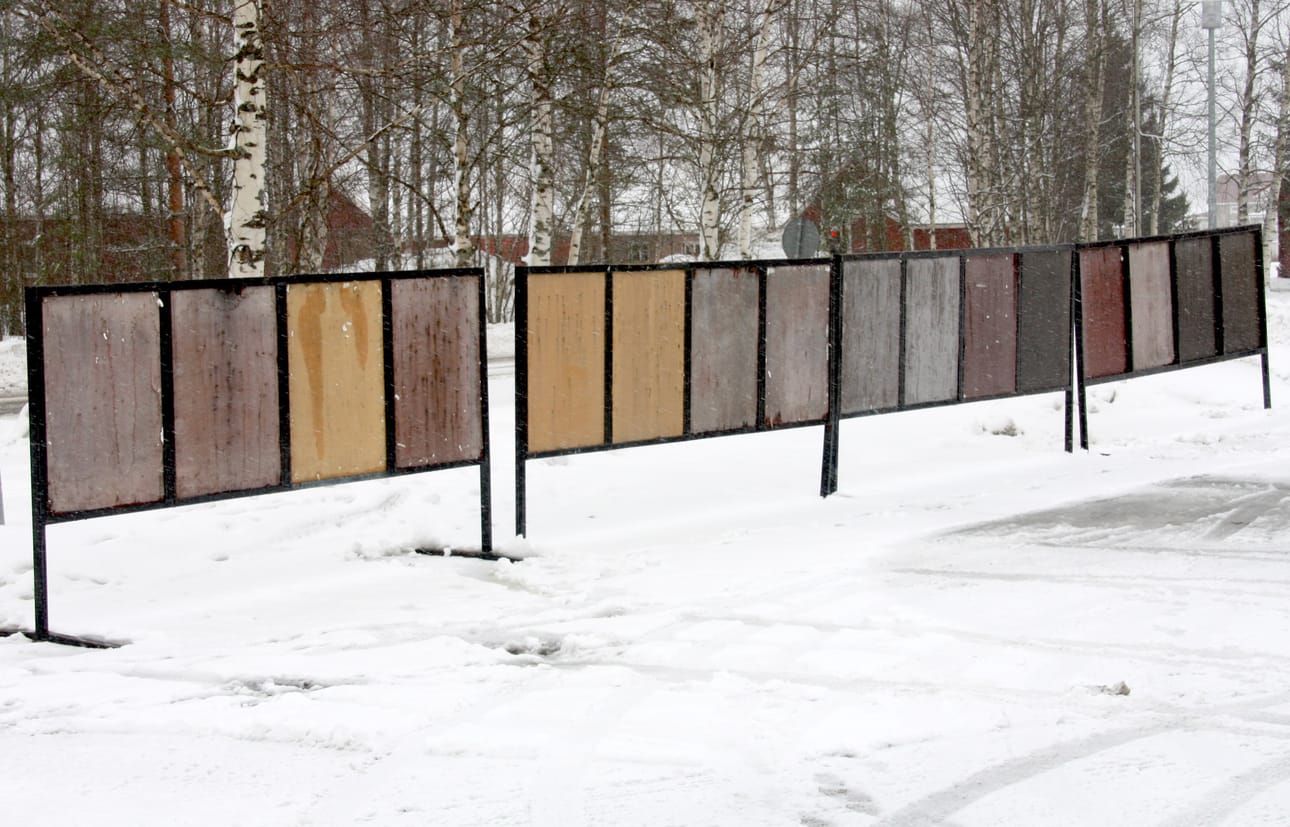 Vaalimainostelineet ilmestyvät piakkoin jokivarren kylänraiteille merkkinä siitä, että kuntavaalit ovat ovella.