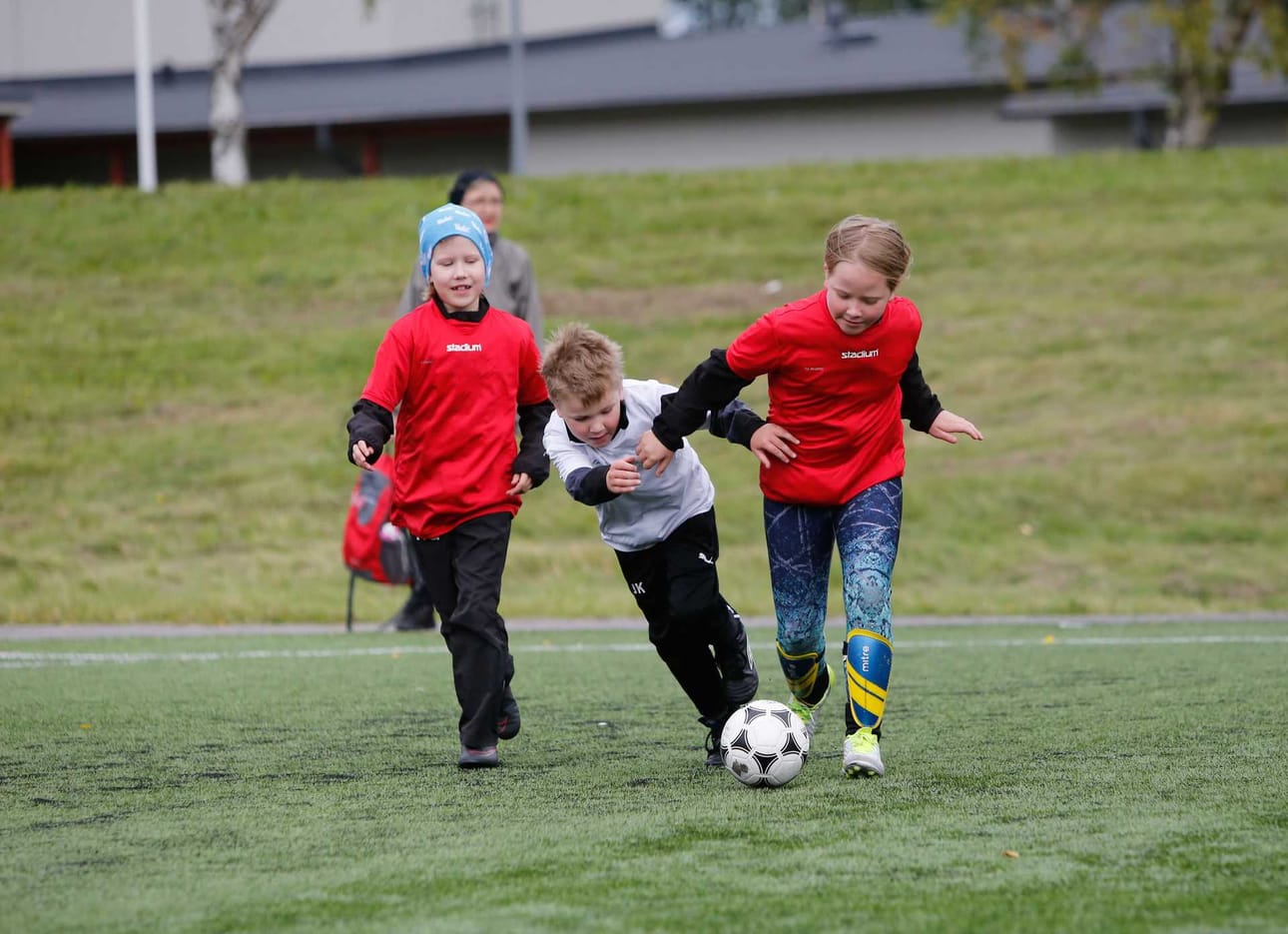 Lapsilla on mahdollisuus päästä pelaamaan Nappulaliigaa perhefutiksen kautta. Se on tarkoitettu vuosina 2009 ja 2011 syntyneille.