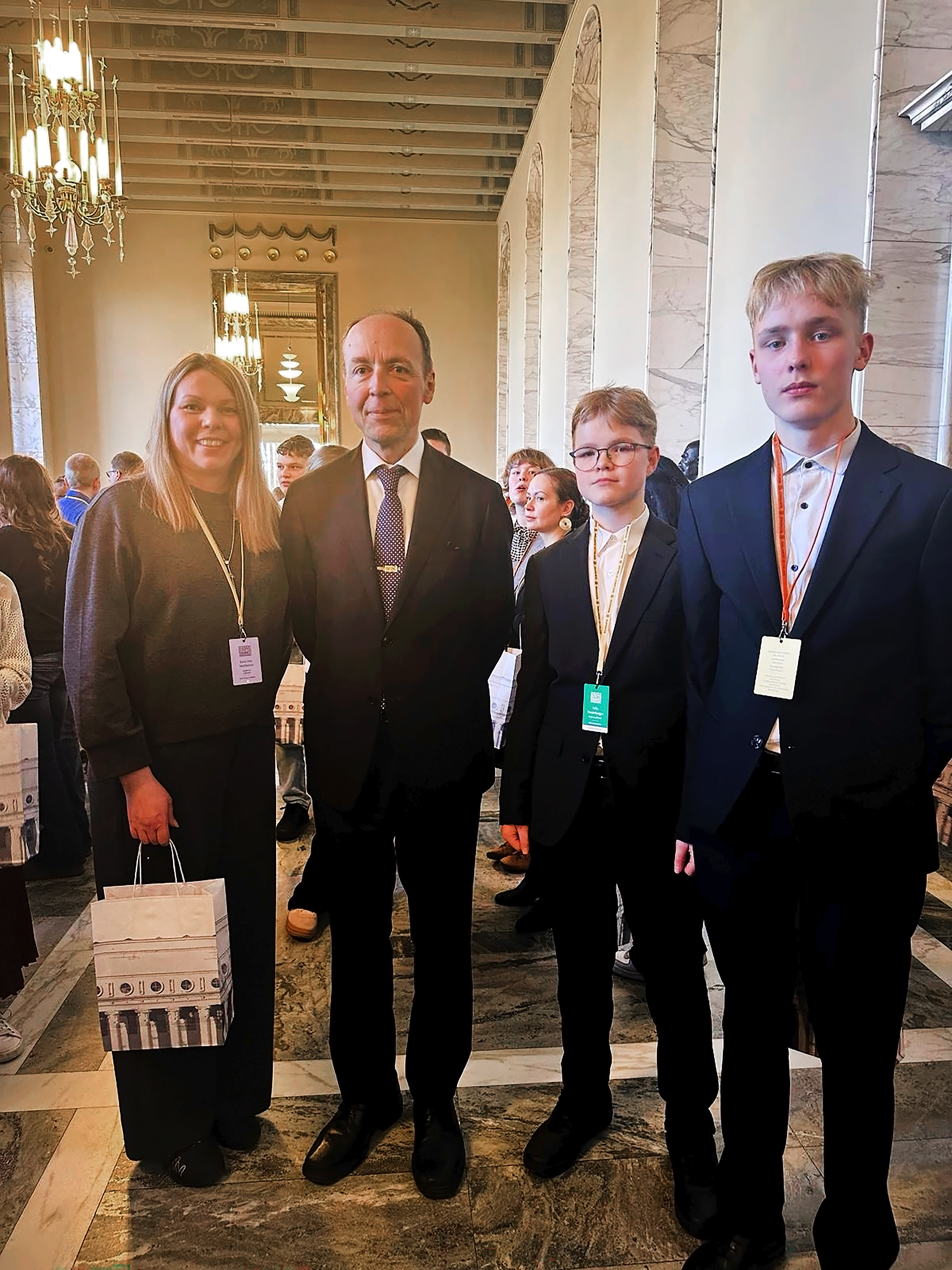 Alajärven yläkoulun nuoret tapasivat eduskunnassa Halla-ahon ja Risikon