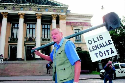 Joukko mielenosoittajia oli kokoontunut Säätytalon eteen hallituksen aloittaessa budjettineuvotteluja.