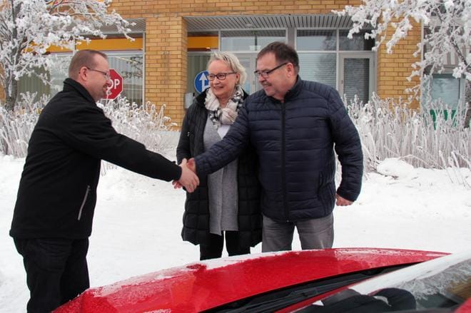 Timo Suominen sekä Liisa ja Seppo Kovanen. KUVA: MIA KÄRKKÄINEN