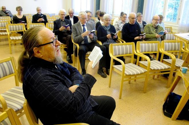 Herättäjä-Yhdistyksen matkaveisaaja Jaakko Löytty johti virsimaratonin viimeistä aamua Wanhassa Karhunmäessä Lapualla sunnuntaina. KUVA: JARI KARJANMAA