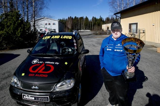 Ilmajokelainen Aki Viitala otti autohifin EM-kultaa mopoautoonsa rakentamallaan laitteistolla. KUVAT: JAAKKO ELENIUS