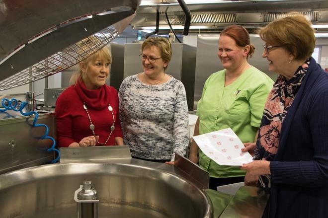 Leena Koskinen, Sirpa Rajamäki, Riikka Mäntynen ja Margit Sauna-aho katsovat yhteiskoulun keittiön pataan, josta löytyy tulevaisuudessa koululaisille yhä terveellisempiä aterioita. Tarkoitus on saada eteläpohjalaislasten kasvava ylipaino kuriin. KUVA: AUNE WARONEN