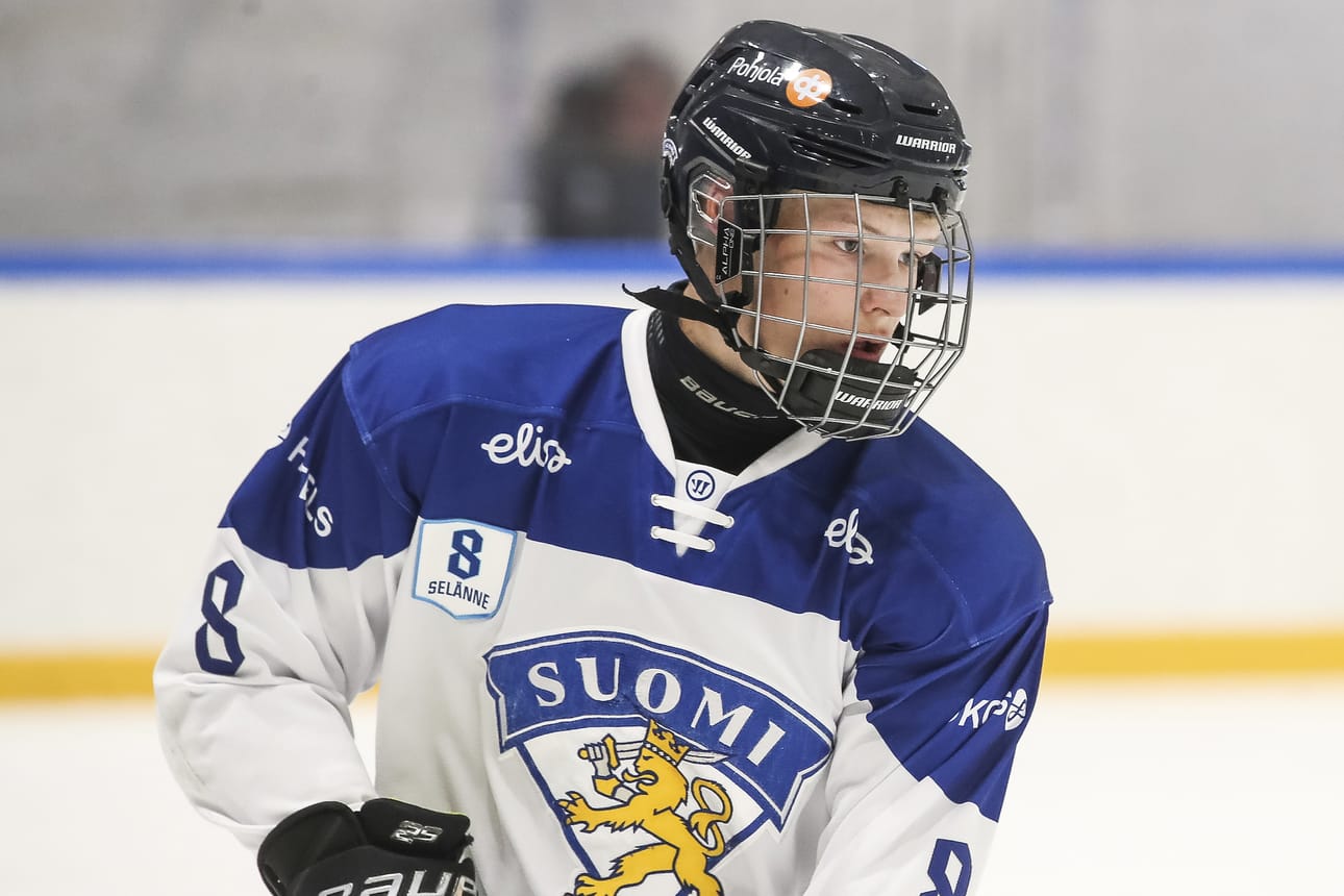 Vuonna 2021 Niklas Seppänen viiletti leijonapaidassa Vuokatti Areenalla alle 17-vuotiaiden poikien maaottelussa.