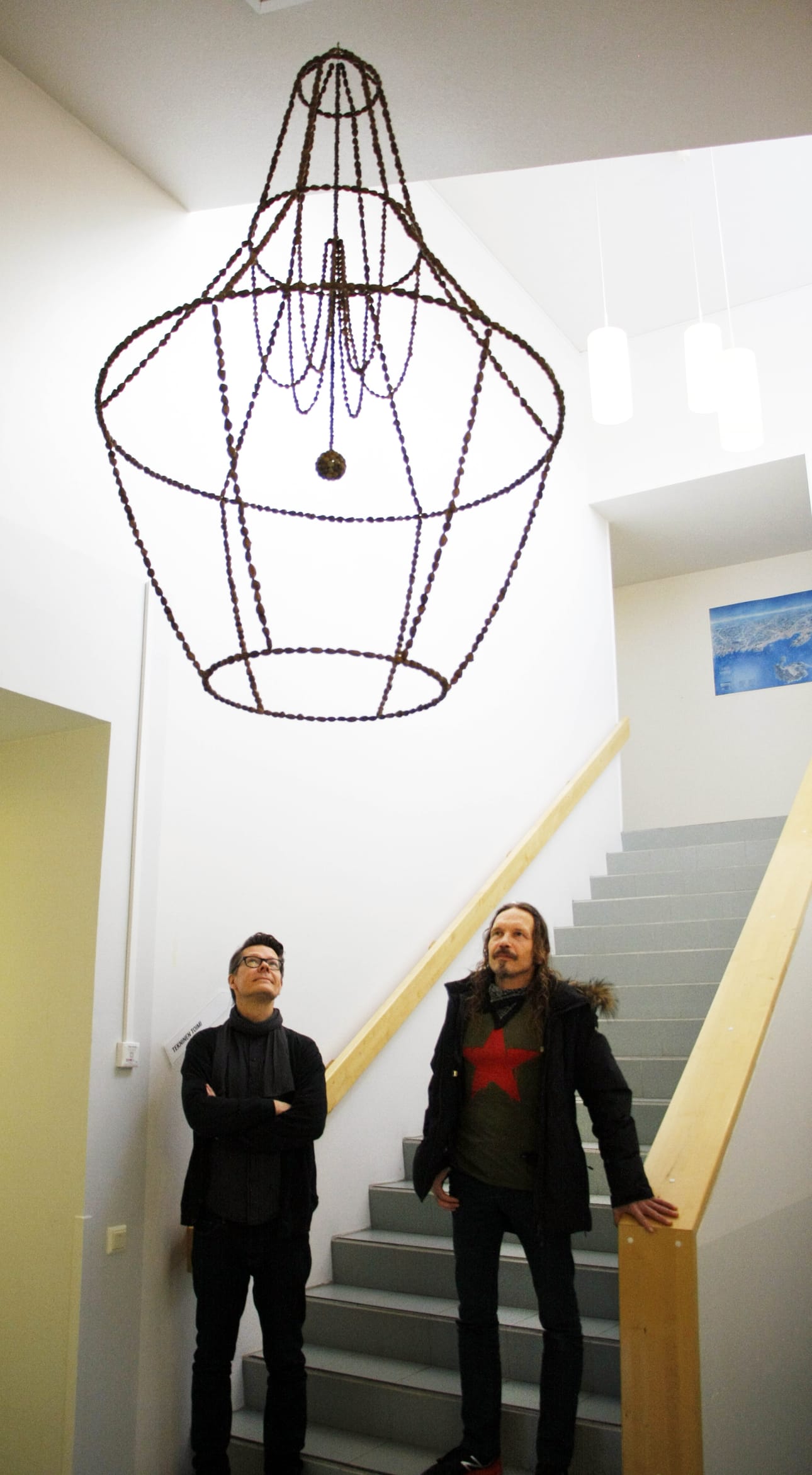 Aluetaidemuseotutkija Janne Kauppinen ja kulttuurisihteeri Kari Blomster löysivät Anni Rapinojan taideteokselle sopivan sijoituspaikan kunnanvirastosta.