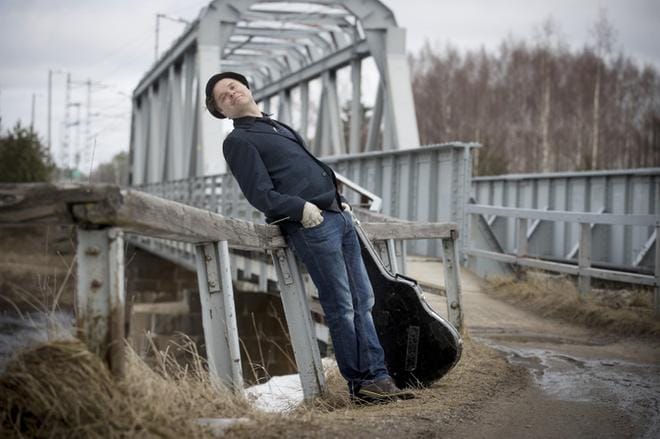 Jukka Takalo on nykyajan protestilaulaja, joka jatkaa suomalaista kuplettiperinnettä Junnu Vainion, Veikko Lavin ja Repe Helismaan hengessä. Takalon vapun alla ilmestynyt uusi työväenlaulu "Tää menee tunteisiin" kertoo pätkätyöläisistä. KUVA: Pekka Peura