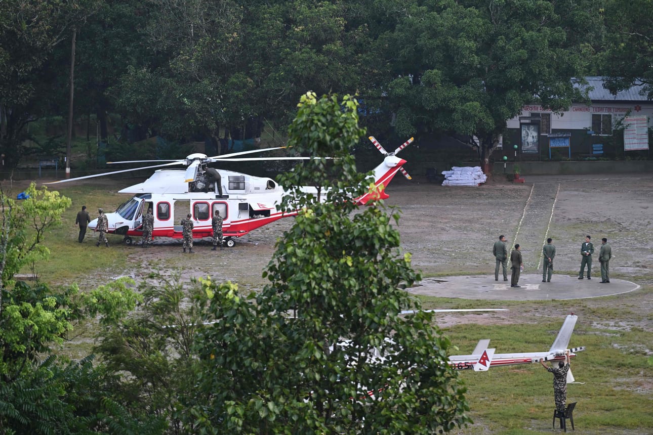 Nepalilaiset sotilaat valmistivat helikoptereita pelastuslentoja varten sunnuntaiaamuna.