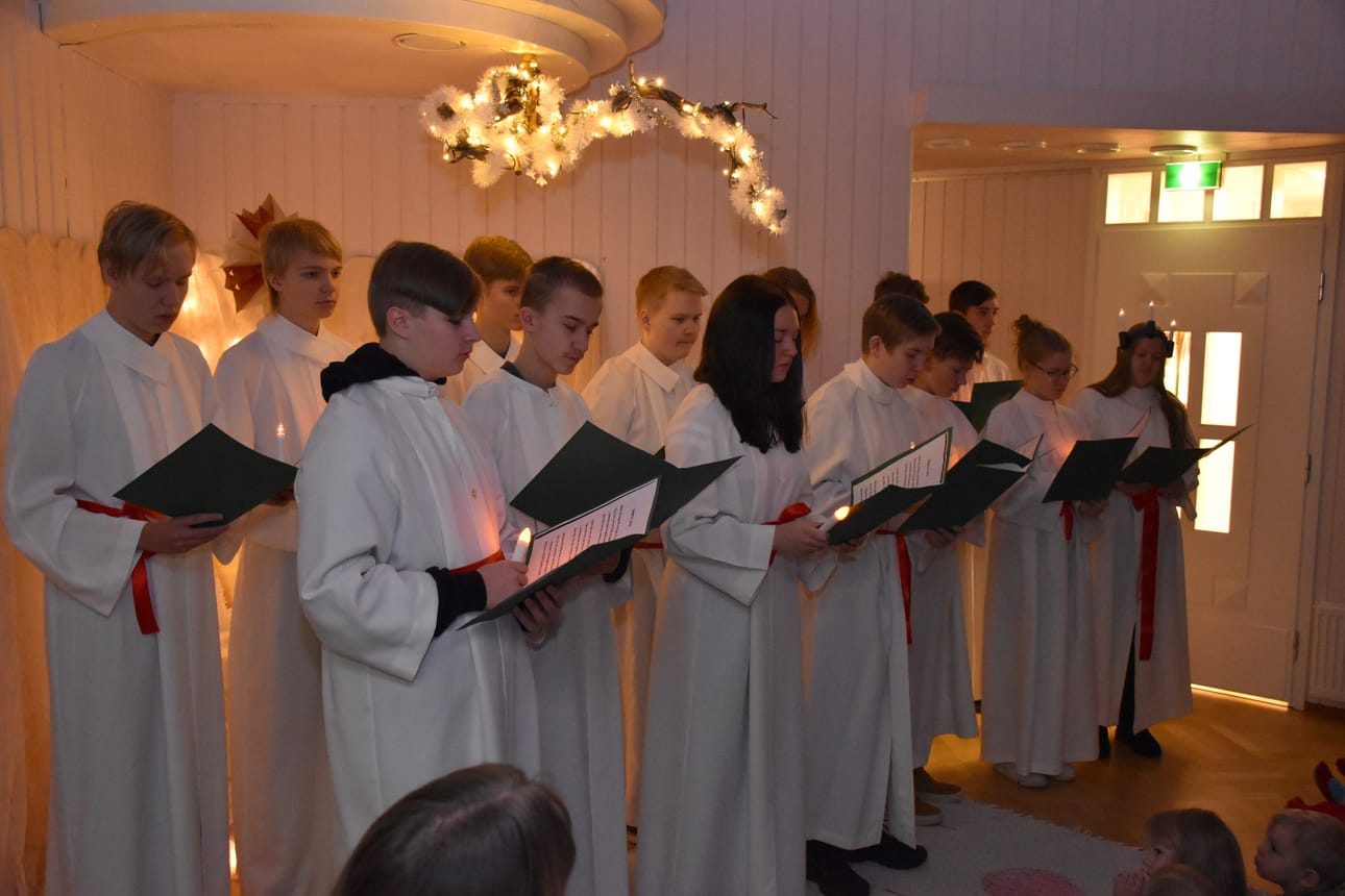 Posion Lucia-ryhmä esiintyi peruskoulun lisäksi muun muassa päiväkodilla.