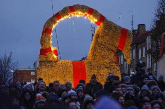 Arkistokuva vuoden 2016 olkipukista. 50-vuotisjuhlavuoden vuoksi turvatoimia kiristettiin. Pukki paloi vain tunteja vihkimisjuhlan jälkeen. Kuva: Pernilla Wahlman/TT