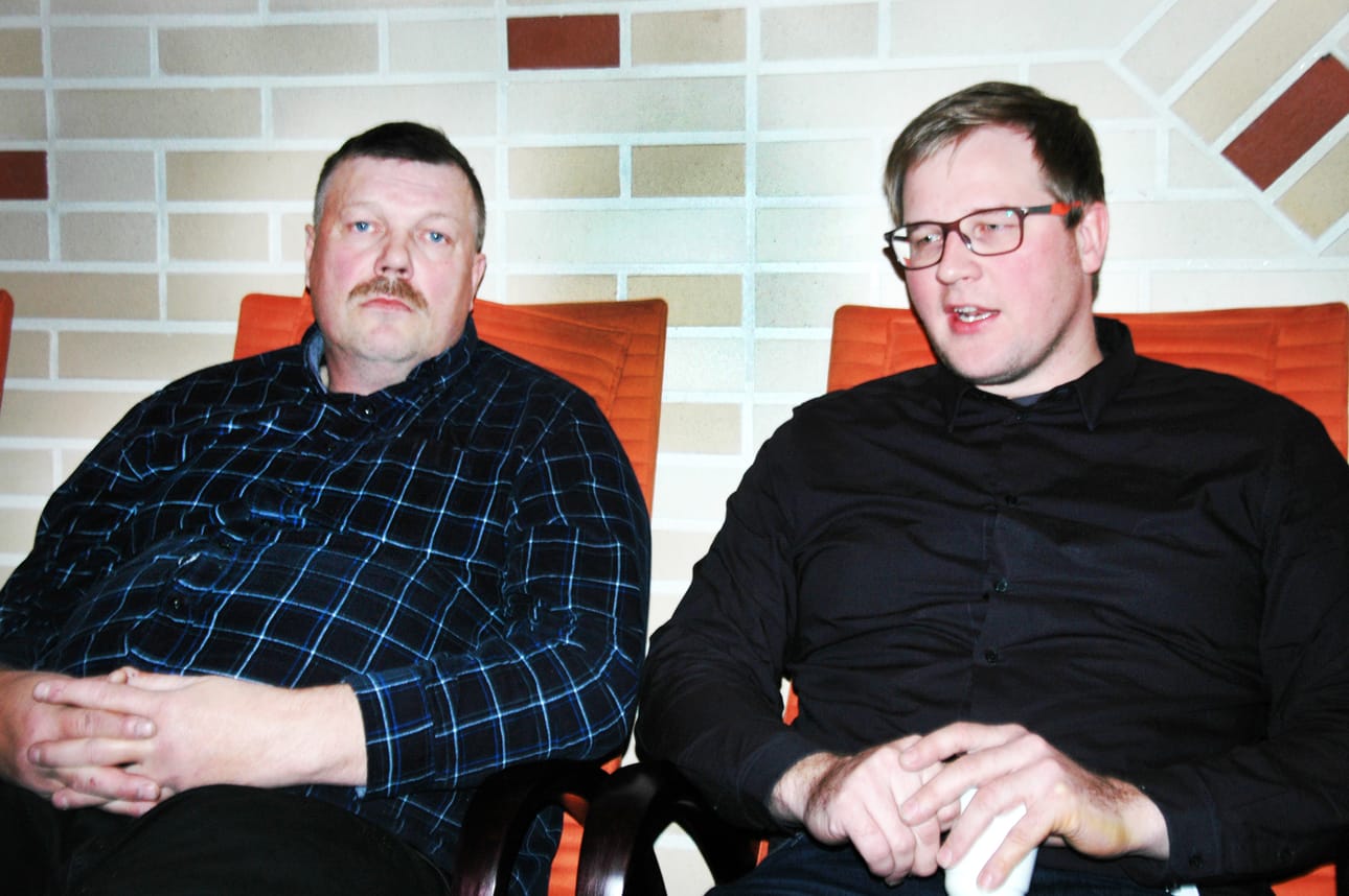 Heikki Härmä (vas.) ei kannata porojen aitaamista, Hemmo Turpeinen kannattaa.