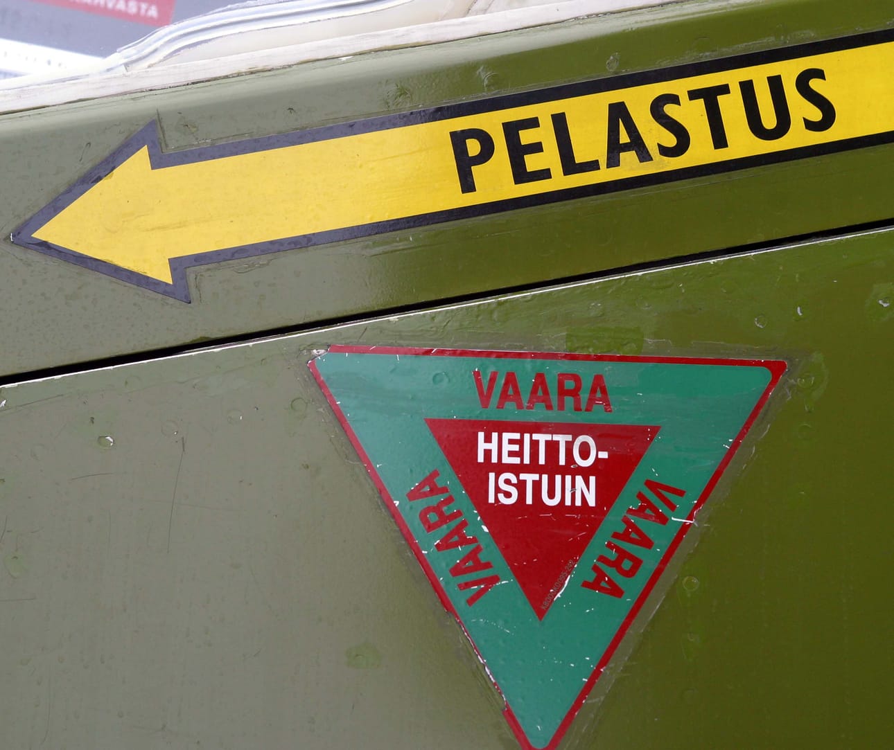 Ilmavoimilla on tällä hetkellä käytössään kahta erilaista heittoistuinmallia, jotka molemmat ovat englantilaisen Martin-Baker Aircraft Companyn valmistamia.