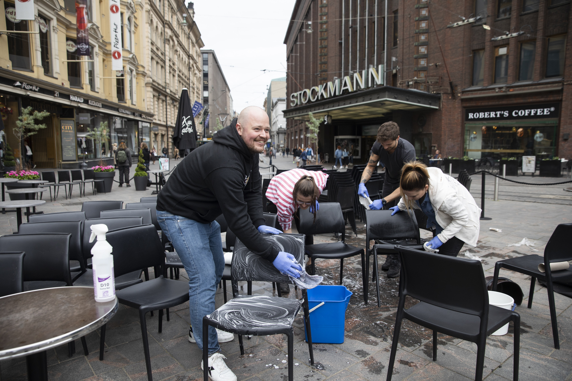 Hard Rock Cafen työntekijät Nikita Vasilev (vas.), Evelina Jorwich, Alise Lehtinen ja Daniel Czeto valmistelivat terassia asiakkaille.