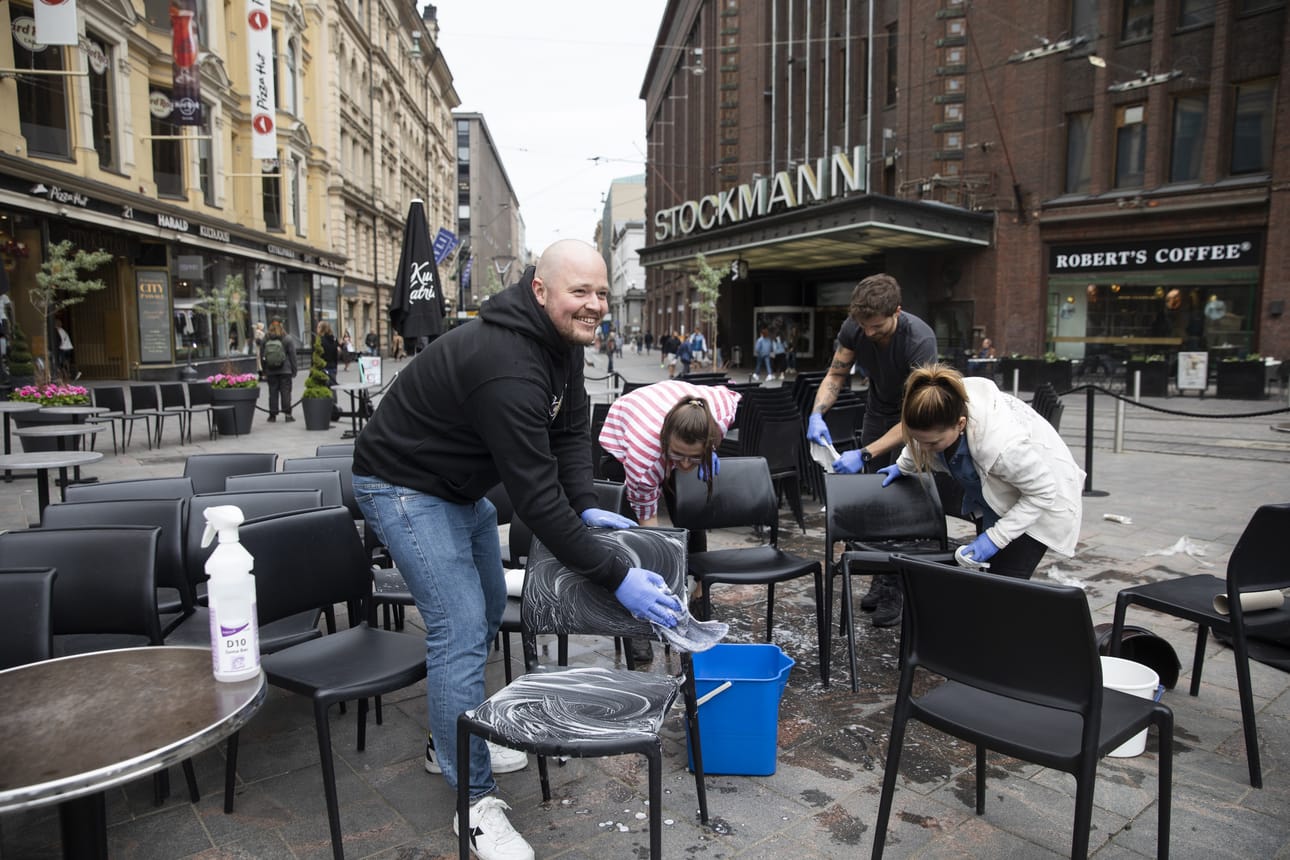 Hard Rock Cafen työntekijät Nikita Vasilev (vas.), Evelina Jorwich, Alise Lehtinen ja Daniel Czeto valmistelivat terassia asiakkaille.