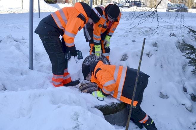 Käyttöinsinööri Sara Rantamäki ja vesihuoltoasentajat Erika Haukkala ja Sami Vesterbacka ovat etsineet vuotoa monena yönä Jurvasta. KUVA: HANNELE YLI-VIITALA