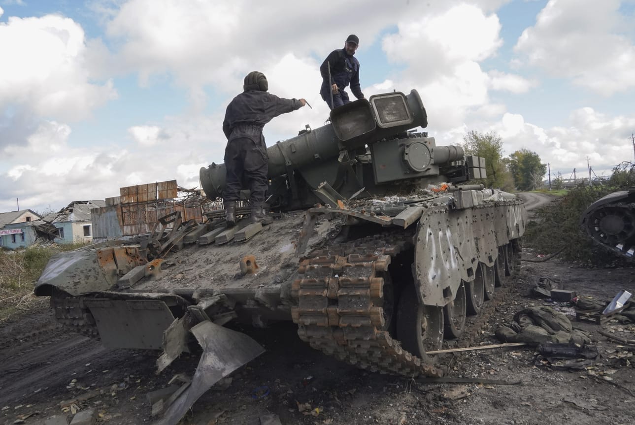 Ukraina on saanut runsaasti kalustoa keräämällä sitä venäläisten jäljiltä. Kuvassa Ukrainan sotilaat valmistautuvat hinaamaan venäläisten hylkäämää tankkia.