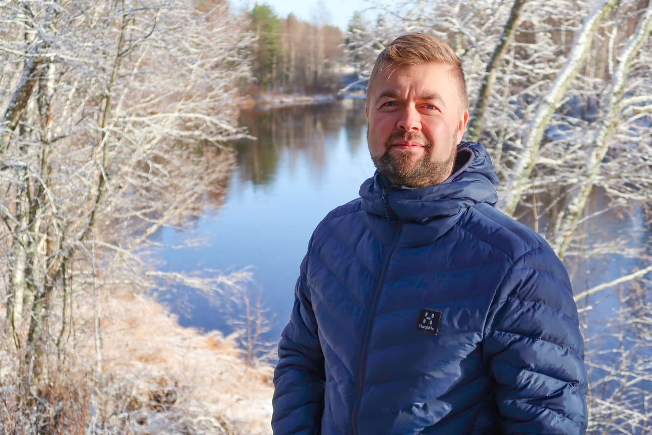 VTT:n tiimipäällikkönä toimiva ja siellä puettavaa elektoroniikkaa kehittelevä Teemu Alajoki ei ole vieraantunut kotikonnuiltaan Pulkkilasta, vaan vierailee perheineen vanhempiensa luona aika ajoin.