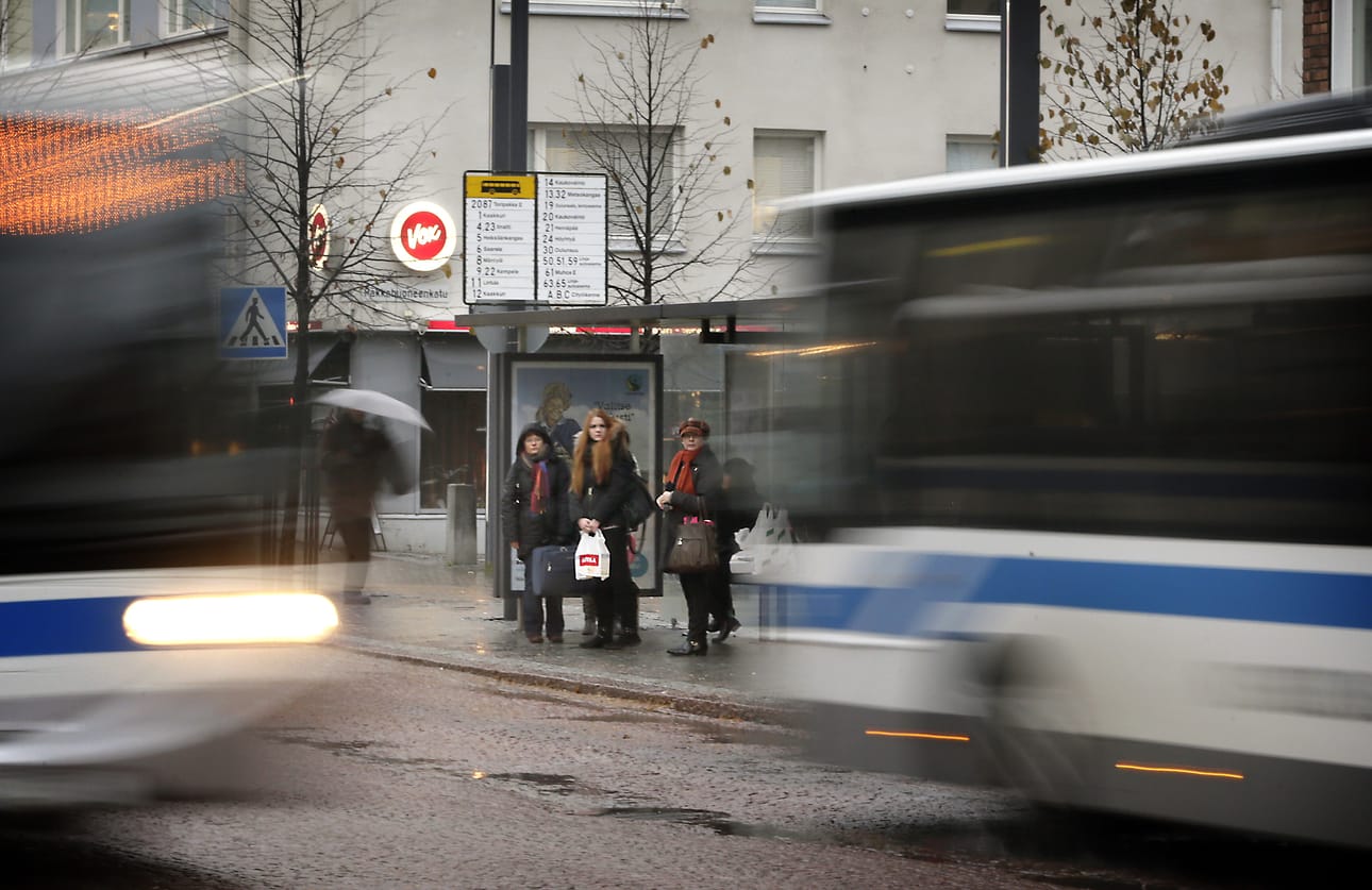 Joukkoliikenteessä on luvassa supistuksia.